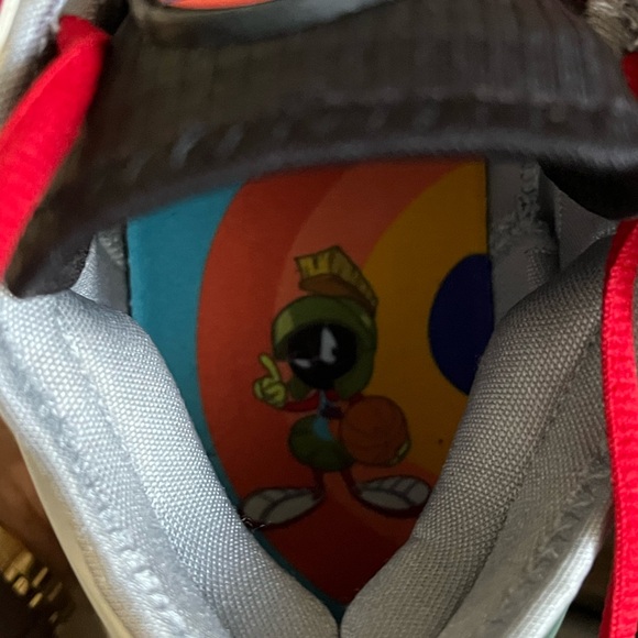 Brand New men’s 8.5 LABRON JAMES TOON SQUAD..
Light smoke grey multi color - Picture 5 of 11